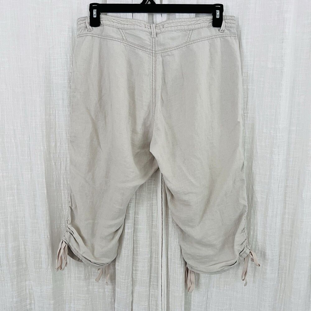 Bandolino Light Beige Cropped Cargo Capris - Picture 6 of 9
